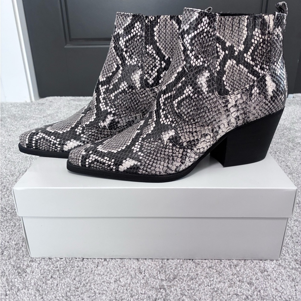 Snakeskin Sam Edelman Ankle Boots, never worn, size 8.5